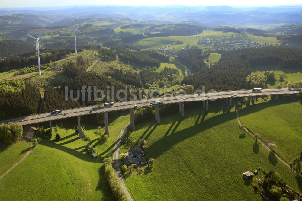 Luftaufnahme Beustenbach - Autobahnbrücke der A45 bei Beustenbach, Nordrhein-Westfalen