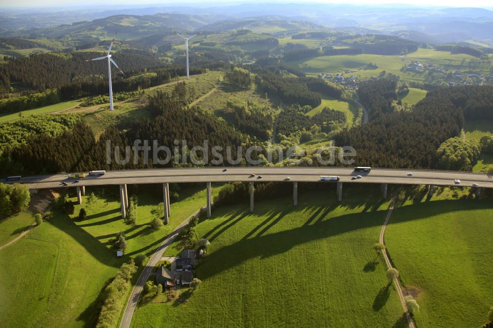 Beustenbach von oben - Autobahnbrücke der A45 bei Beustenbach, Nordrhein-Westfalen