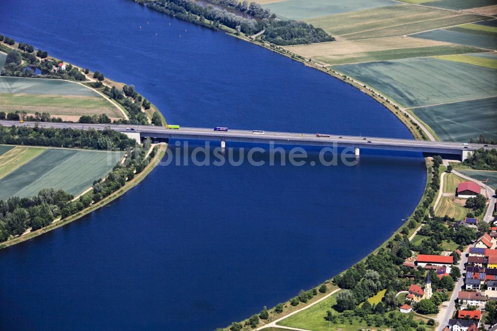 Wörth von oben - Autobahnbrücke über die Donau bei Kiefenholz in Wörth im Bundesland Bayern