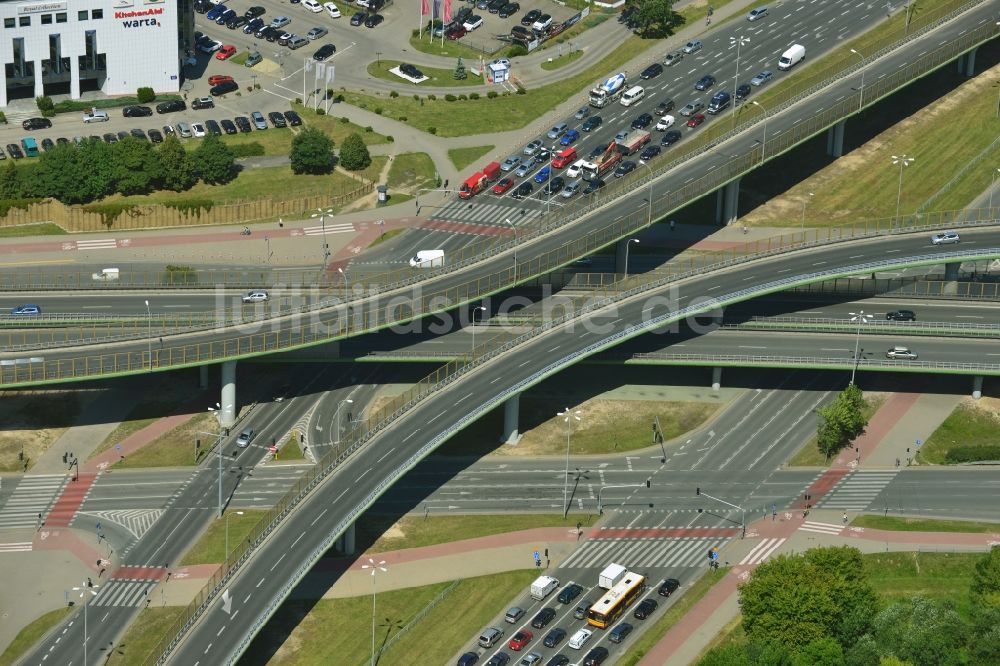 Luftbild Warschau - Autobahnbrücke der E30 A2 über der Kreuzung der ul. Czerniakowska in Warschau in der Woiwodschaft Masowien in Polen