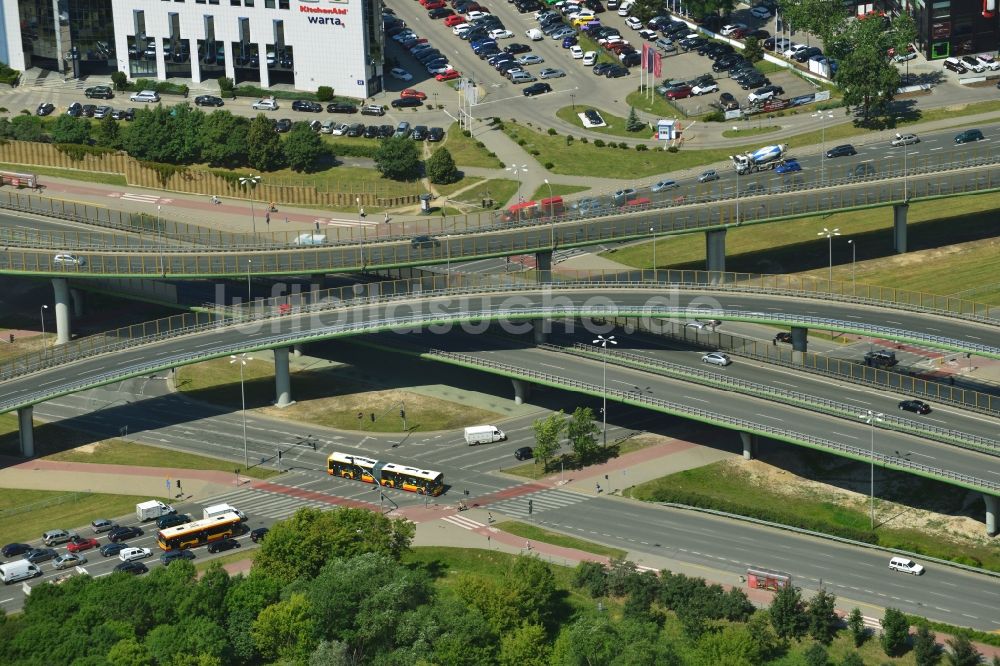 Warschau aus der Vogelperspektive: Autobahnbrücke der E30 A2 über der Kreuzung der ul. Czerniakowska in Warschau in der Woiwodschaft Masowien in Polen