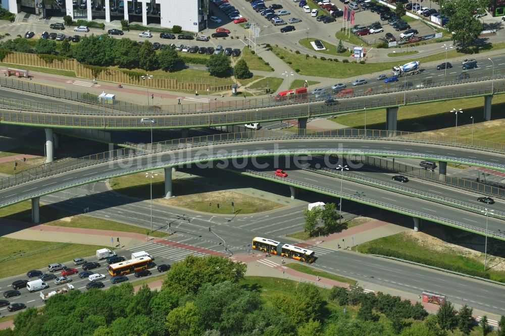 Luftaufnahme Warschau - Autobahnbrücke der E30 A2 über der Kreuzung der ul. Czerniakowska in Warschau in der Woiwodschaft Masowien in Polen