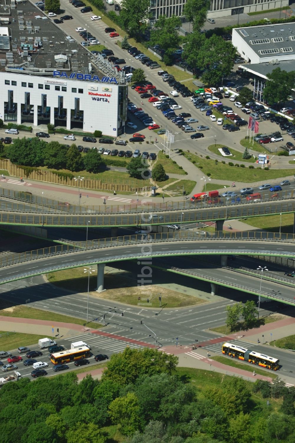 Warschau aus der Vogelperspektive: Autobahnbrücke der E30 A2 über der Kreuzung der ul. Czerniakowska in Warschau in der Woiwodschaft Masowien in Polen