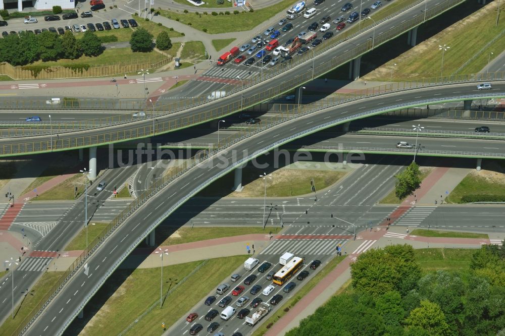 Luftbild Warschau - Autobahnbrücke der E30 A2 über der Kreuzung der ul. Czerniakowska in Warschau in der Woiwodschaft Masowien in Polen