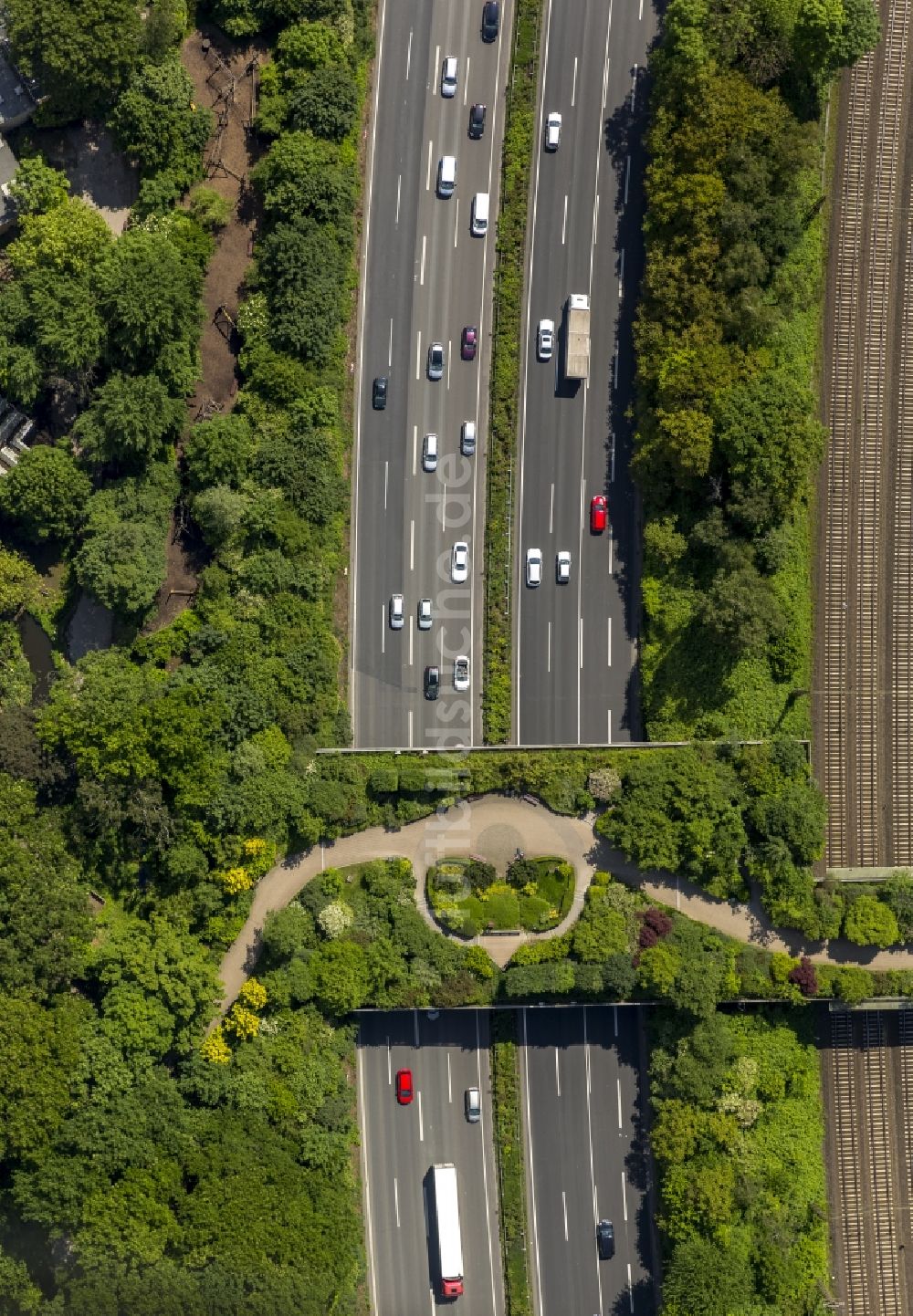 Luftbild Duisburg - Autobahnbrücke - Grünbrücke Zoo Duisburg an der Autobahn BAB A3 bei Duisburg in Nordrhein- Westfalen