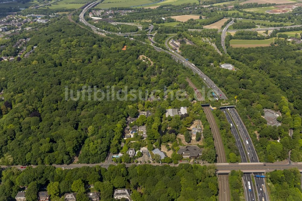 Duisburg von oben - Autobahnbrücke - Grünbrücke Zoo Duisburg an der Autobahn BAB A3 bei Duisburg in Nordrhein- Westfalen