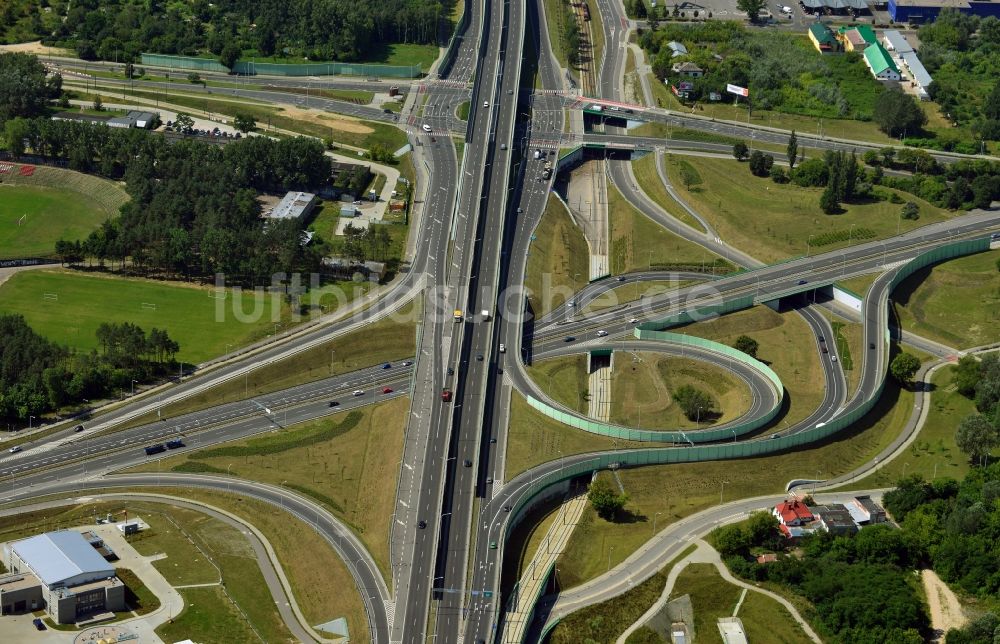 Luftaufnahme Warschau - Autobahnbrücke Maria Sklodowska-Curie in Warschau in der Woiwodschaft Masowien in Polen