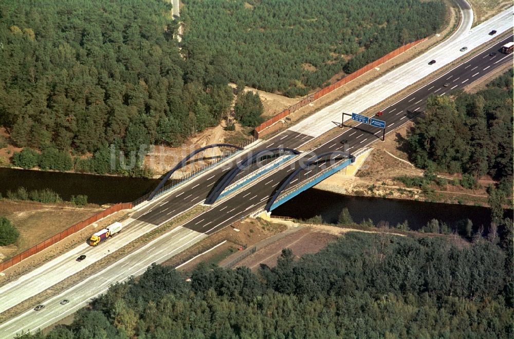 Kleinmachnow aus der Vogelperspektive: Autobahnbrücke nahe Autobahnabfahrt Kleinmachnow in Kleinmachnow im Bundesland Brandenburg