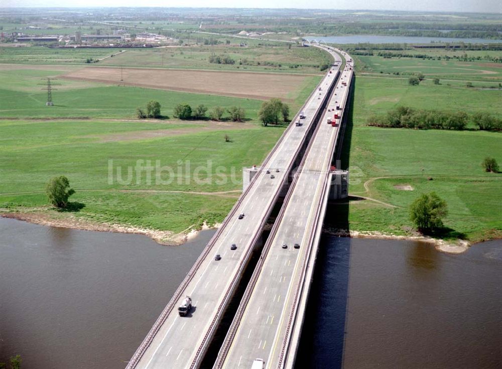 Magdeburg / Sachsen - Anhalt von oben - Autobahnbrücken über dem Abstiegskanal Rothensee in Magdeburg - Nord.