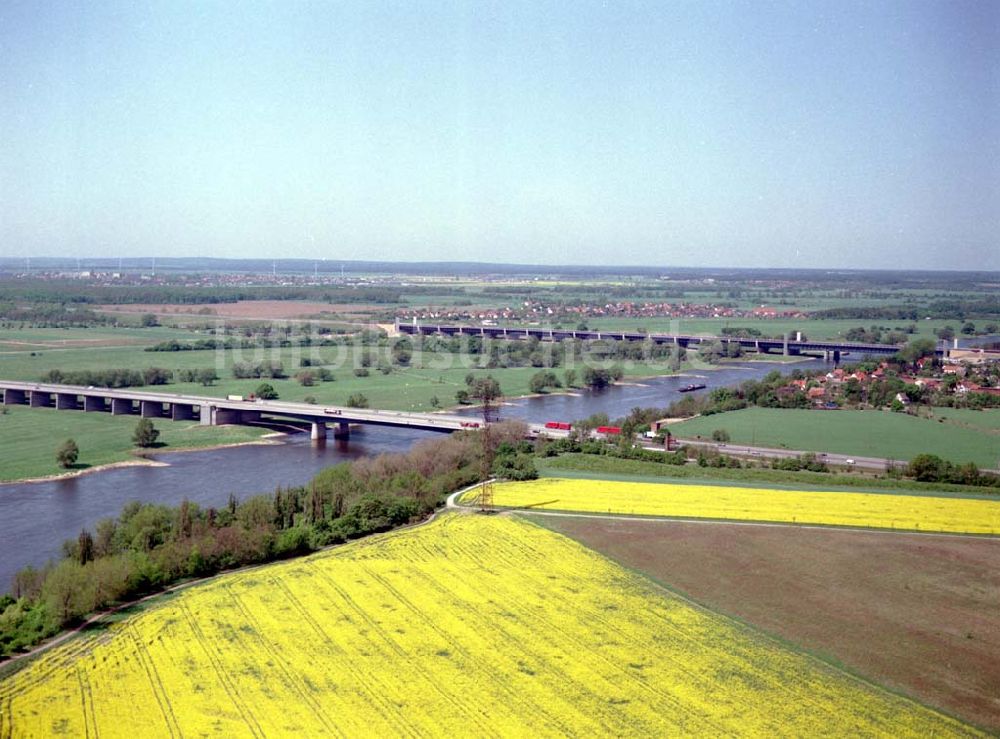 Magdeburg / Sachsen - Anhalt aus der Vogelperspektive: Autobahnbrücken über dem Abstiegskanal Rothensee in Magdeburg - Nord.