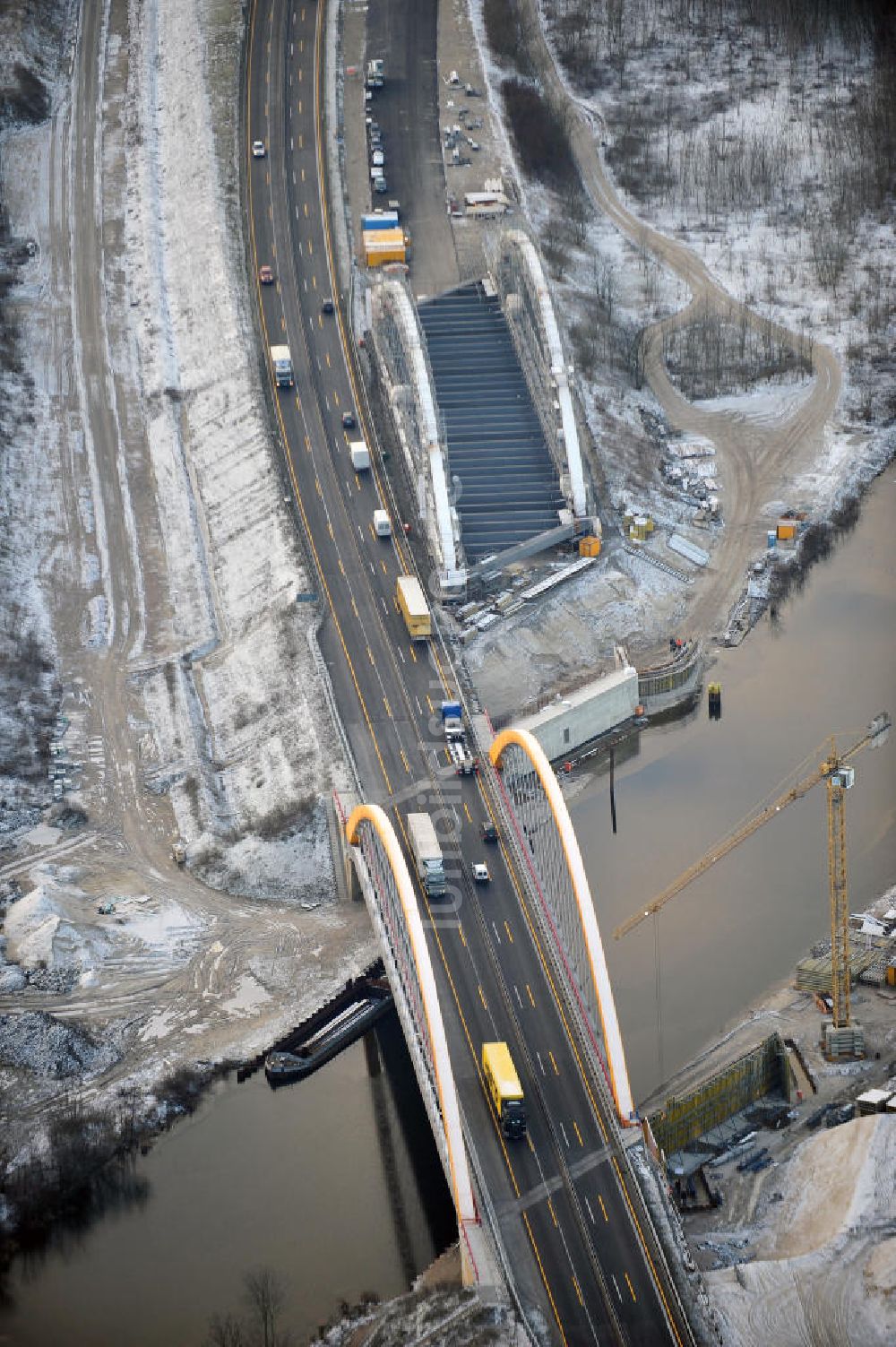 Brieselang aus der Vogelperspektive: Autobahnbrückenbau am Berliner Ring bei Brieselang