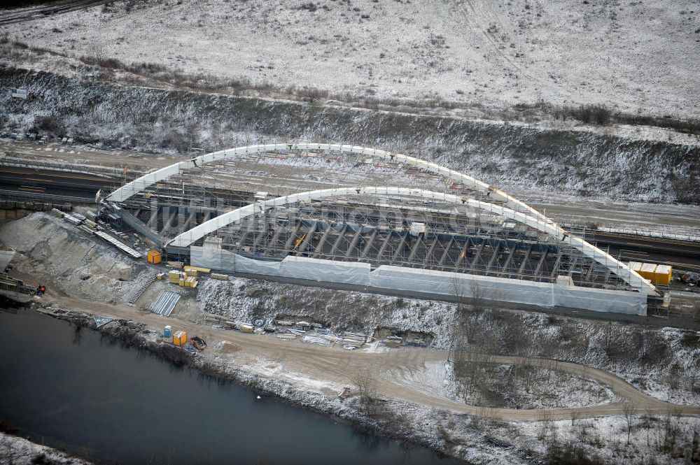 Brieselang aus der Vogelperspektive: Autobahnbrückenbau am Berliner Ring bei Brieselang