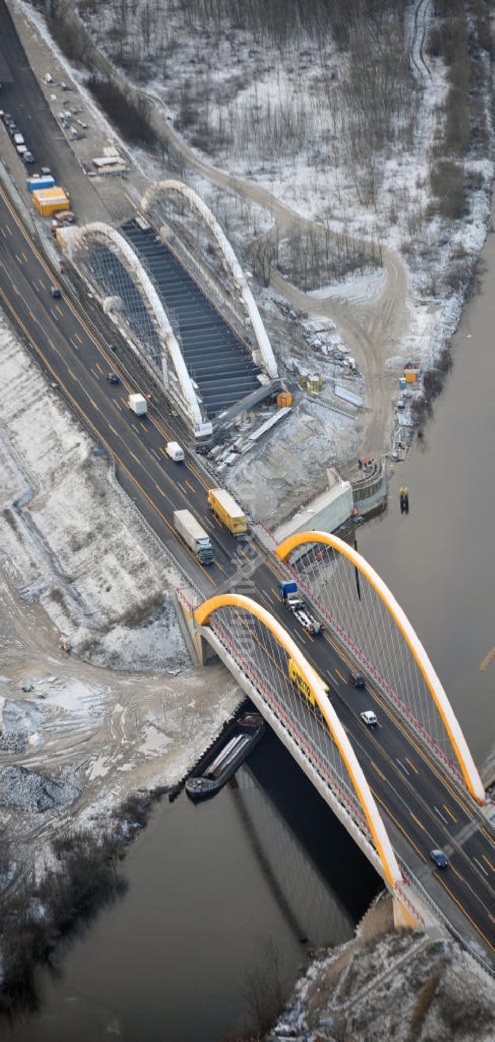 Brieselang aus der Vogelperspektive: Autobahnbrückenbau am Berliner Ring bei Brieselang