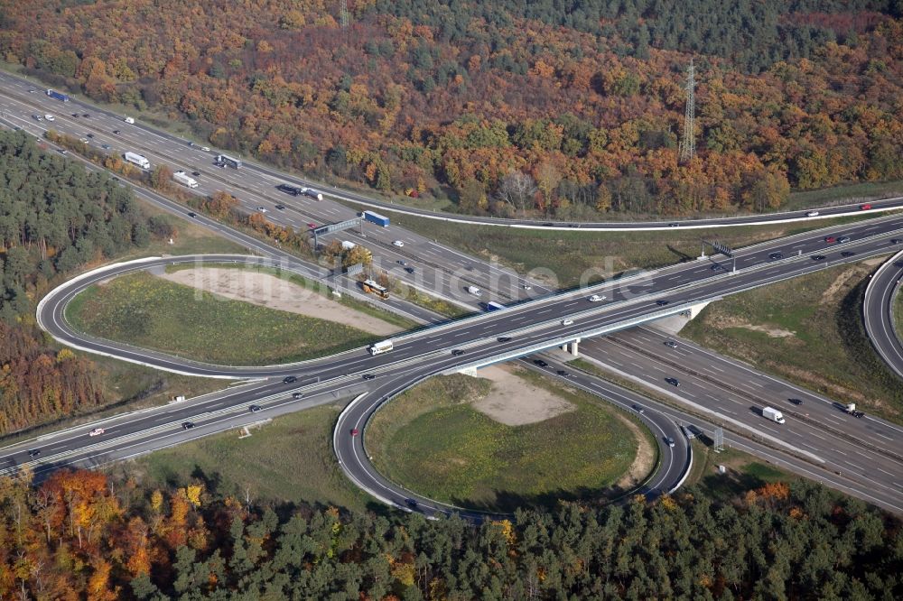 Darmstadt aus der Vogelperspektive: Autobahndreieck- Abfahrt der BAB A5 in Darmstadt im Bundesland Hessen