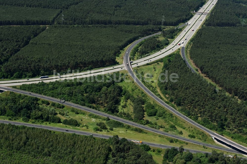 Göhlsdorf aus der Vogelperspektive: Autobahndreieck- Abfahrt der BAB A2 - A10 Dreieck Werder in Göhlsdorf im Bundesland Brandenburg