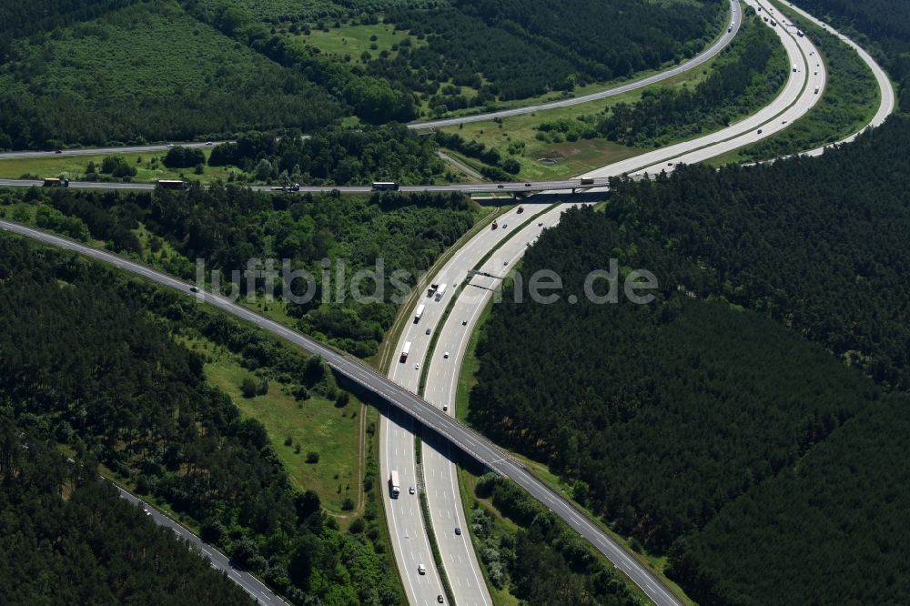 Göhlsdorf aus der Vogelperspektive: Autobahndreieck- Abfahrt der BAB A2 - A10 Dreieck Werder in Göhlsdorf im Bundesland Brandenburg