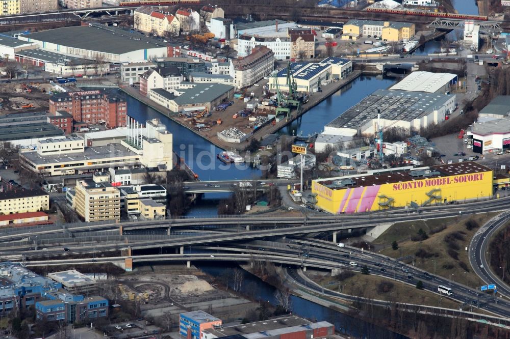 Berlin aus der Vogelperspektive: Autobahndreieck- Abfahrt der BAB A110 - 113 im Ortsteil Neukölln in Berlin