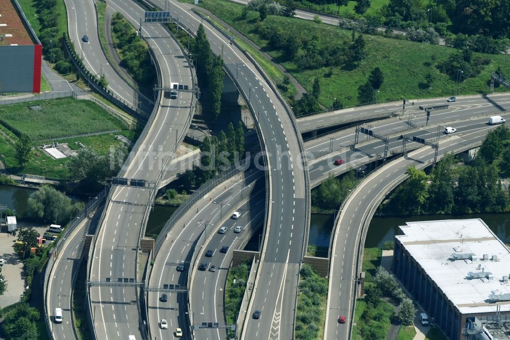 Berlin aus der Vogelperspektive: Autobahndreieck- Abfahrt der BAB A110 - 113 im Ortsteil Neukölln in Berlin