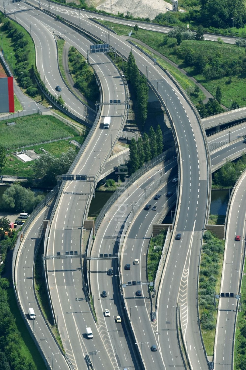 Luftbild Berlin - Autobahndreieck- Abfahrt der BAB A110 - 113 im Ortsteil Neukölln in Berlin