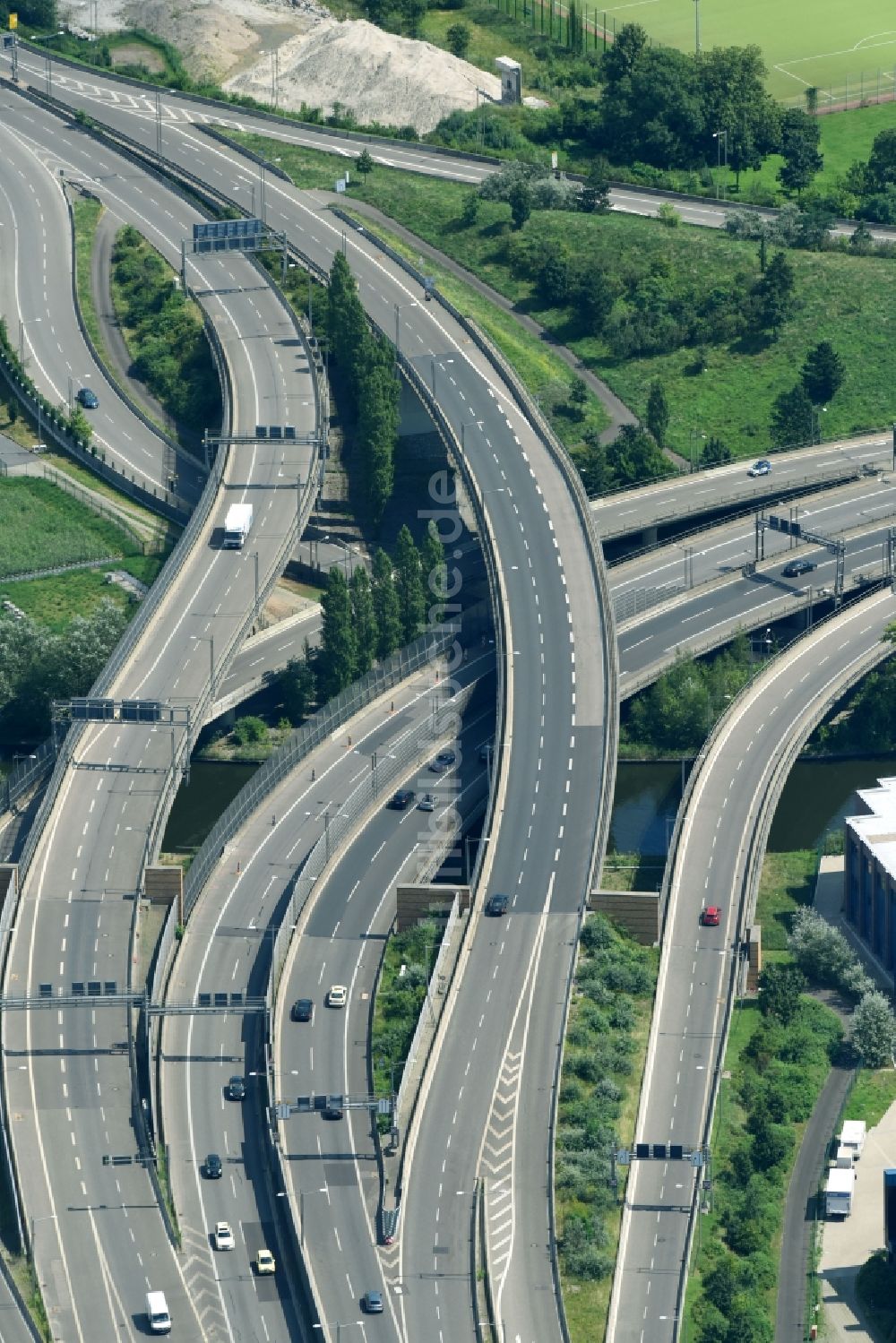 Luftaufnahme Berlin - Autobahndreieck- Abfahrt der BAB A110 - 113 im Ortsteil Neukölln in Berlin