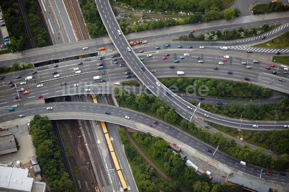 Luftaufnahme Berlin - Autobahndreieck- Abfahrt der BAB A100 zur A115 Autobahndreieck Funkturm im Ortsteil Charlottenburg in Berlin, Deutschland