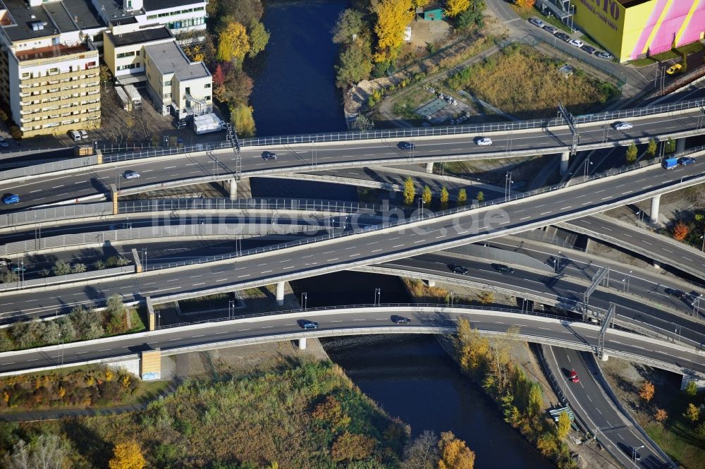 Luftbild Berlin - Autobahndreieck der Autobahn A100 / A113 in Berlin-Neukölln