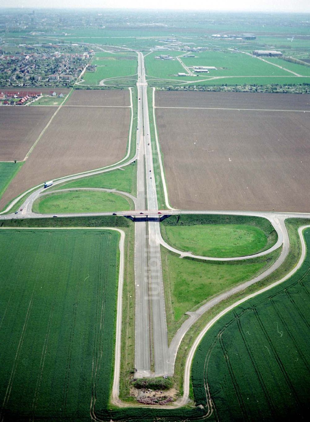 Luftbild südlich von Jersleben - Autobahnende vor der Baustelle zur Unterführung am Mittellandkanal.