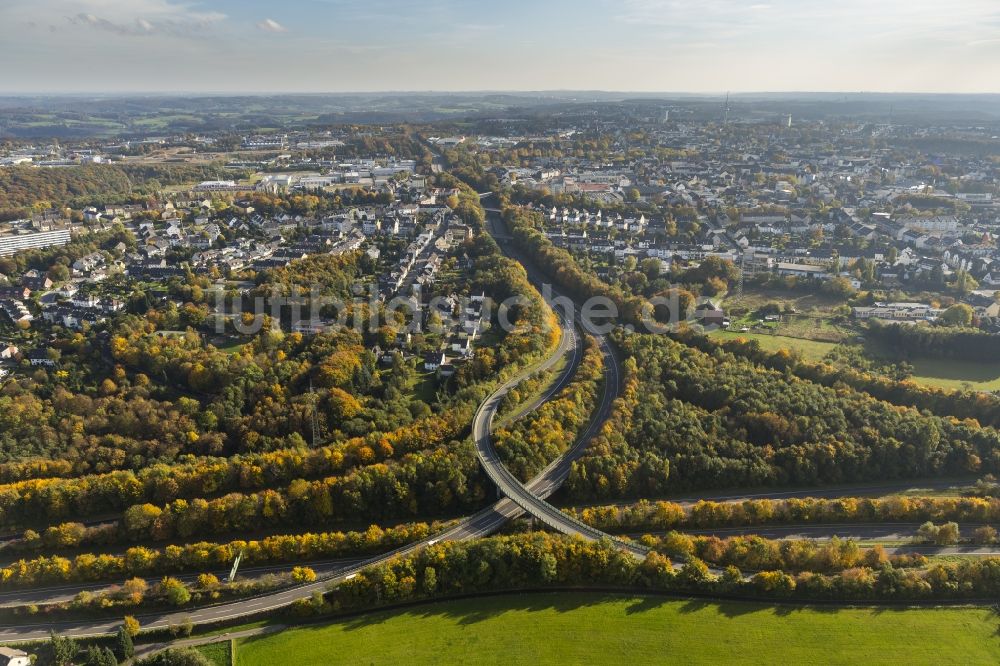 Velbert aus der Vogelperspektive: Autobahnführung am Autobahndreieck Velbert Nord an der Bundesautobahn BAB A535 und A44 bei Velbert in Nordrhein-Westfalen NRW