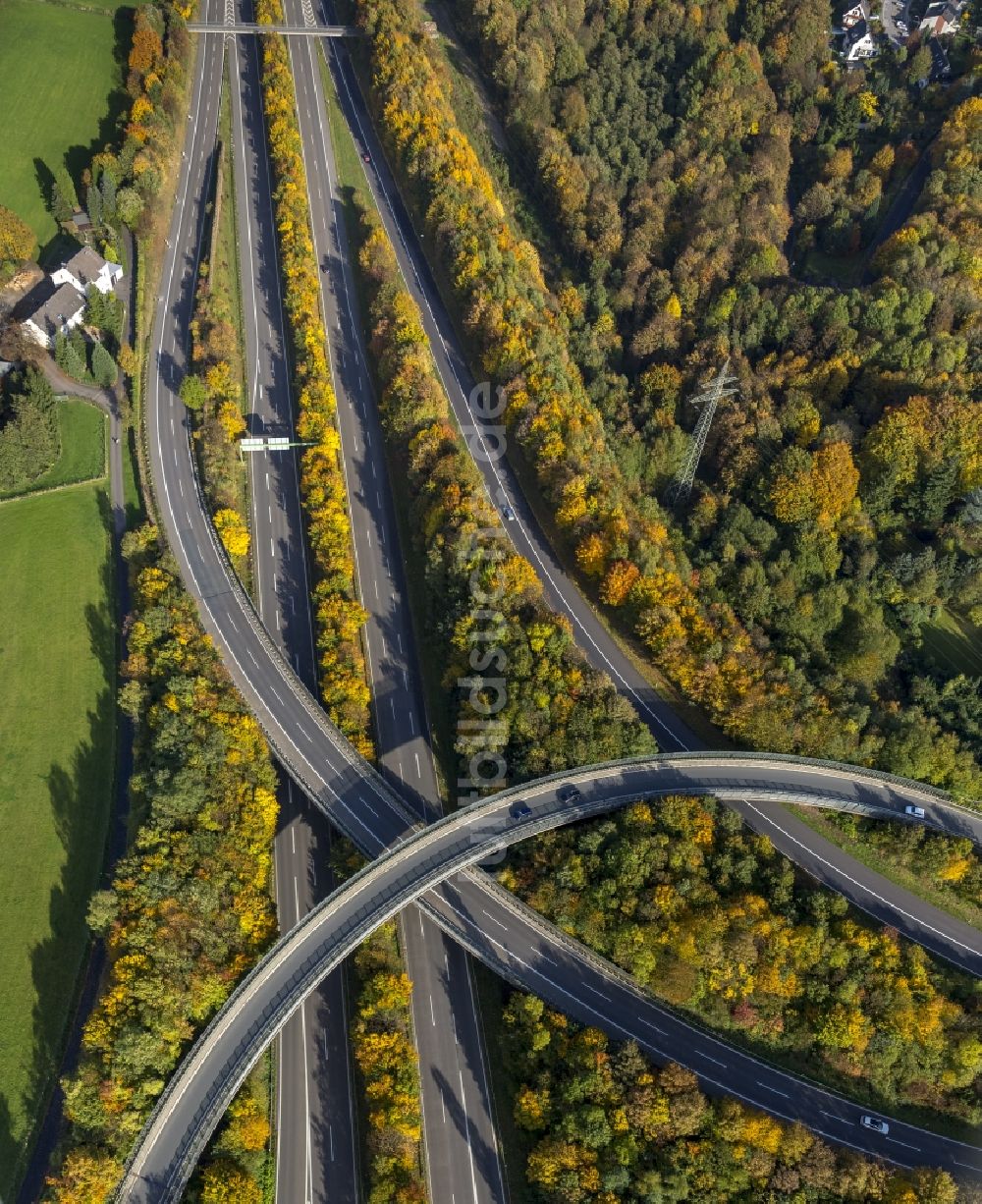 Velbert von oben - Autobahnführung am Autobahndreieck Velbert Nord an der Bundesautobahn BAB A535 und A44 bei Velbert in Nordrhein-Westfalen NRW