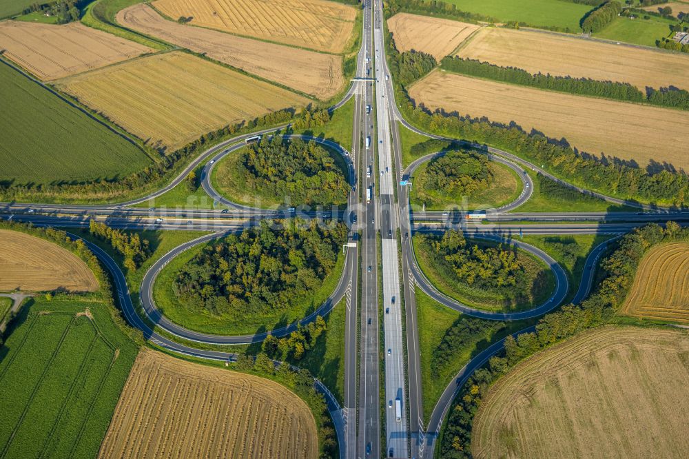 Werl von oben - Autobahnkreuz der BAB A44 - BAB 445 in Werl im Bundesland Nordrhein-Westfalen, Deutschland