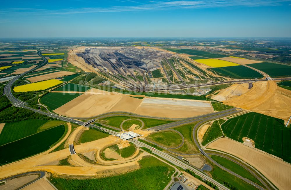 Jackerath von oben - Autobahnkreuz der BAB A4 - A61 Dreieck Jackerath in Jackerath im Bundesland Nordrhein-Westfalen, Deutschland