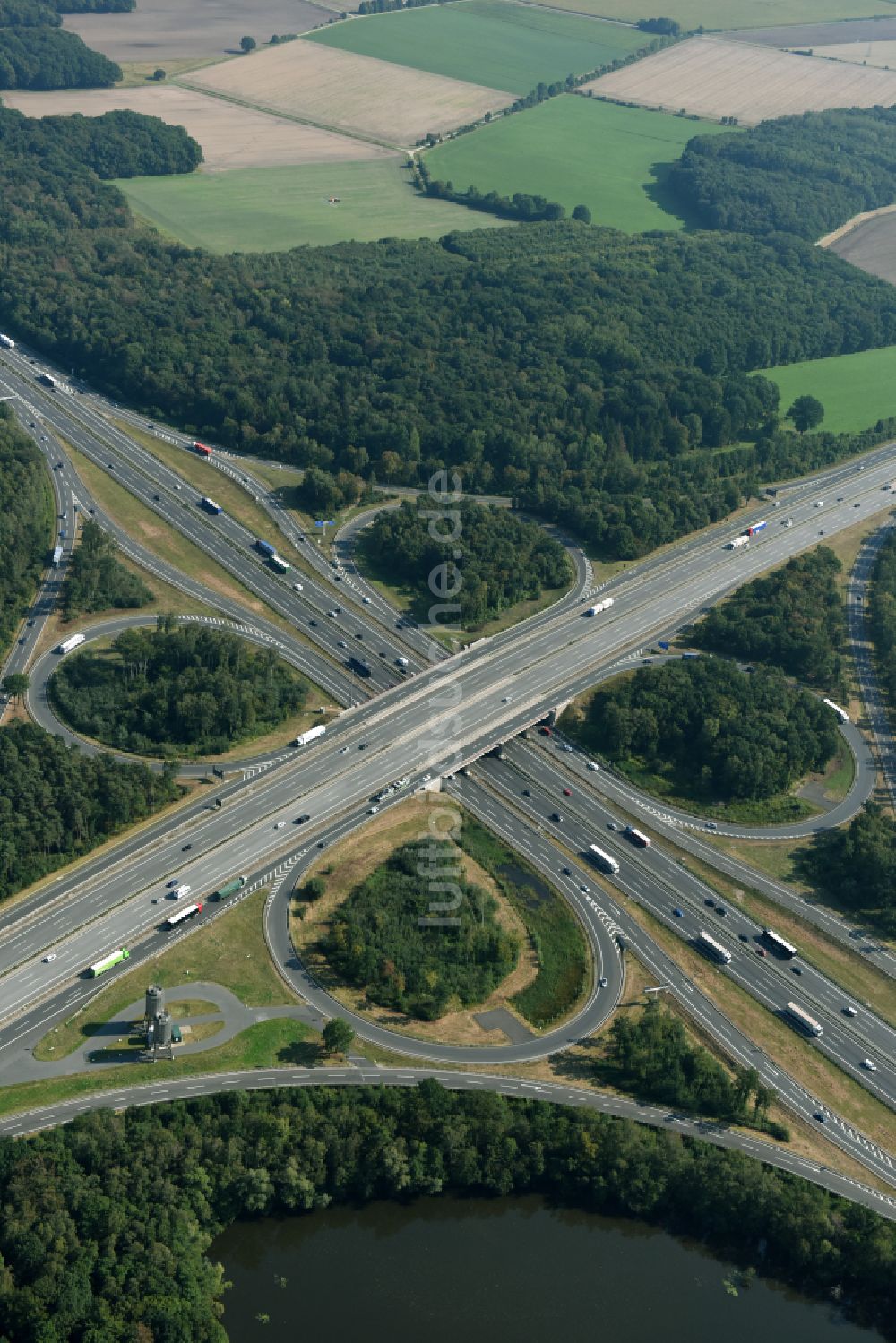 Luftaufnahme Hannover - Autobahnkreuz der BAB A2 - A7 in Hannover im Bundesland Niedersachsen, Deutschland