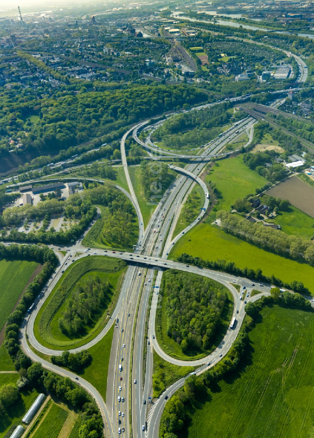 Duisburg aus der Vogelperspektive: Autobahnkreuz der BAB A 3 Kaiserberg in Duisburg im Bundesland Nordrhein-Westfalen, Deutschland