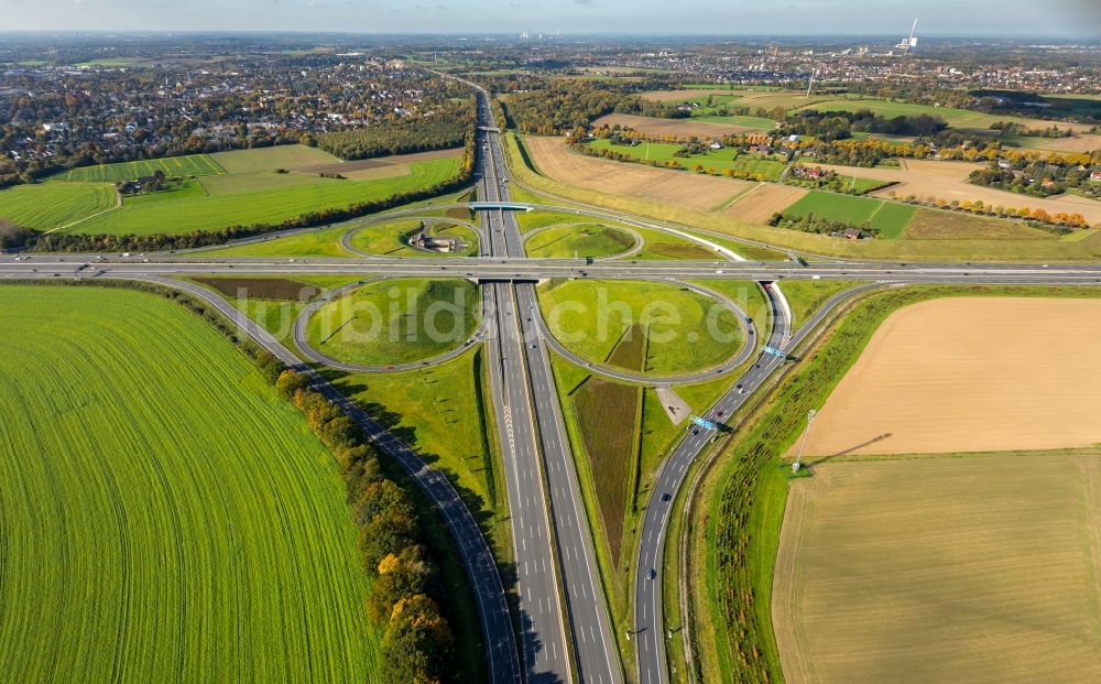 Kamen aus der Vogelperspektive: Autobahnkreuz der BAB A1 A2 Kamener Kreuz in Kamen im Bundesland Nordrhein-Westfalen, Deutschland