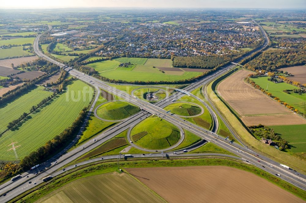 Kamen aus der Vogelperspektive: Autobahnkreuz der BAB A1 A2 Kamener Kreuz in Kamen im Bundesland Nordrhein-Westfalen, Deutschland