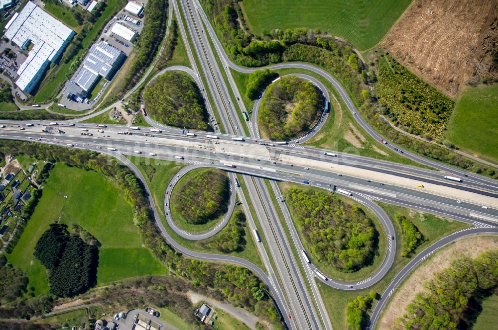 Gerlingen aus der Vogelperspektive: Autobahnkreuz der BAB A45 Kreuz Olpe-Süd in Gerlingen im Bundesland Nordrhein-Westfalen, Deutschland