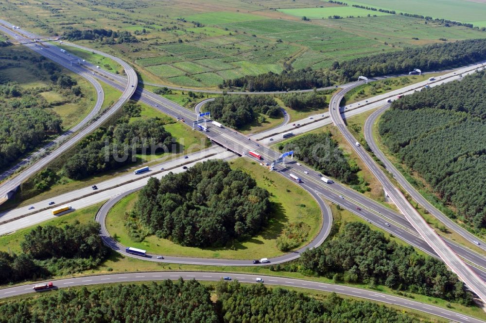 Kiekebusch aus der Vogelperspektive: Autobahnkreuz BAB A10 / A13 / E55 / E36 Schönefelder Kreuz bei Kiekebusch im Bundesland Brandenburg