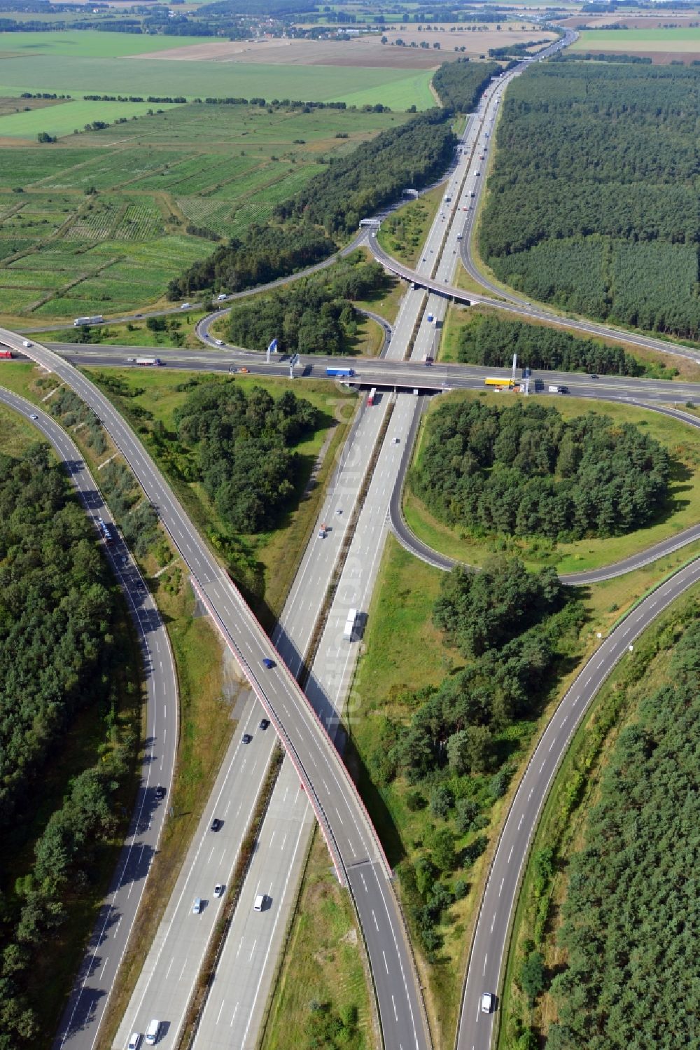 Luftbild Kiekebusch - Autobahnkreuz BAB A10 / A13 / E55 / E36 Schönefelder Kreuz bei Kiekebusch im Bundesland Brandenburg