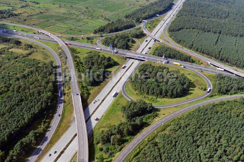 Luftaufnahme Kiekebusch - Autobahnkreuz BAB A10 / A13 / E55 / E36 Schönefelder Kreuz bei Kiekebusch im Bundesland Brandenburg