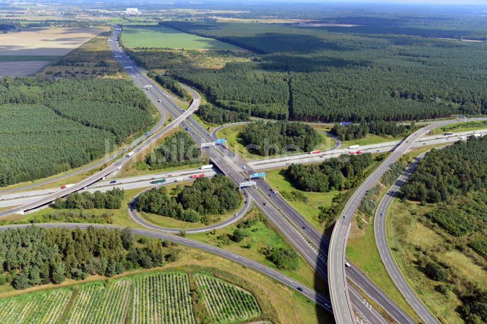 Kiekebusch von oben - Autobahnkreuz BAB A10 / A13 / E55 / E36 Schönefelder Kreuz bei Kiekebusch im Bundesland Brandenburg