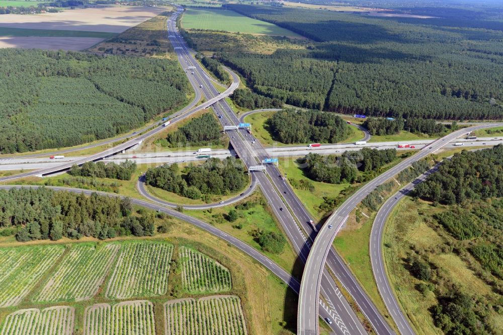 Kiekebusch aus der Vogelperspektive: Autobahnkreuz BAB A10 / A13 / E55 / E36 Schönefelder Kreuz bei Kiekebusch im Bundesland Brandenburg