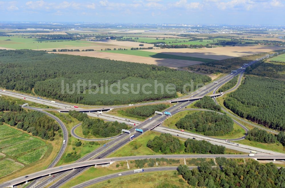 Luftbild Kiekebusch - Autobahnkreuz BAB A10 / A13 / E55 / E36 Schönefelder Kreuz bei Kiekebusch im Bundesland Brandenburg