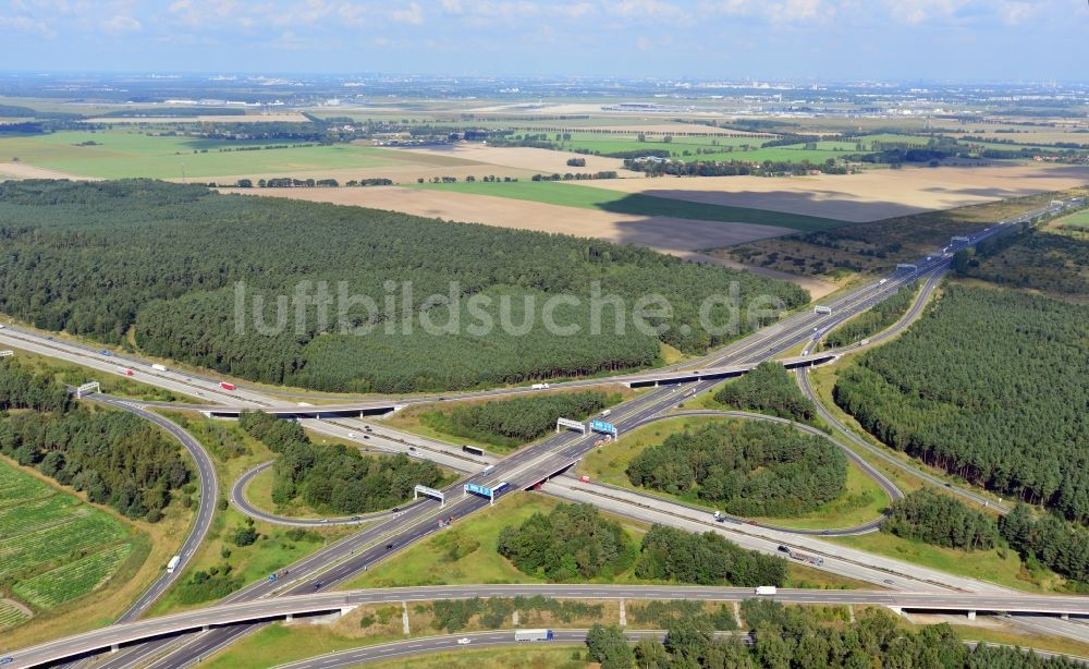 Luftaufnahme Kiekebusch - Autobahnkreuz BAB A10 / A13 / E55 / E36 Schönefelder Kreuz bei Kiekebusch im Bundesland Brandenburg