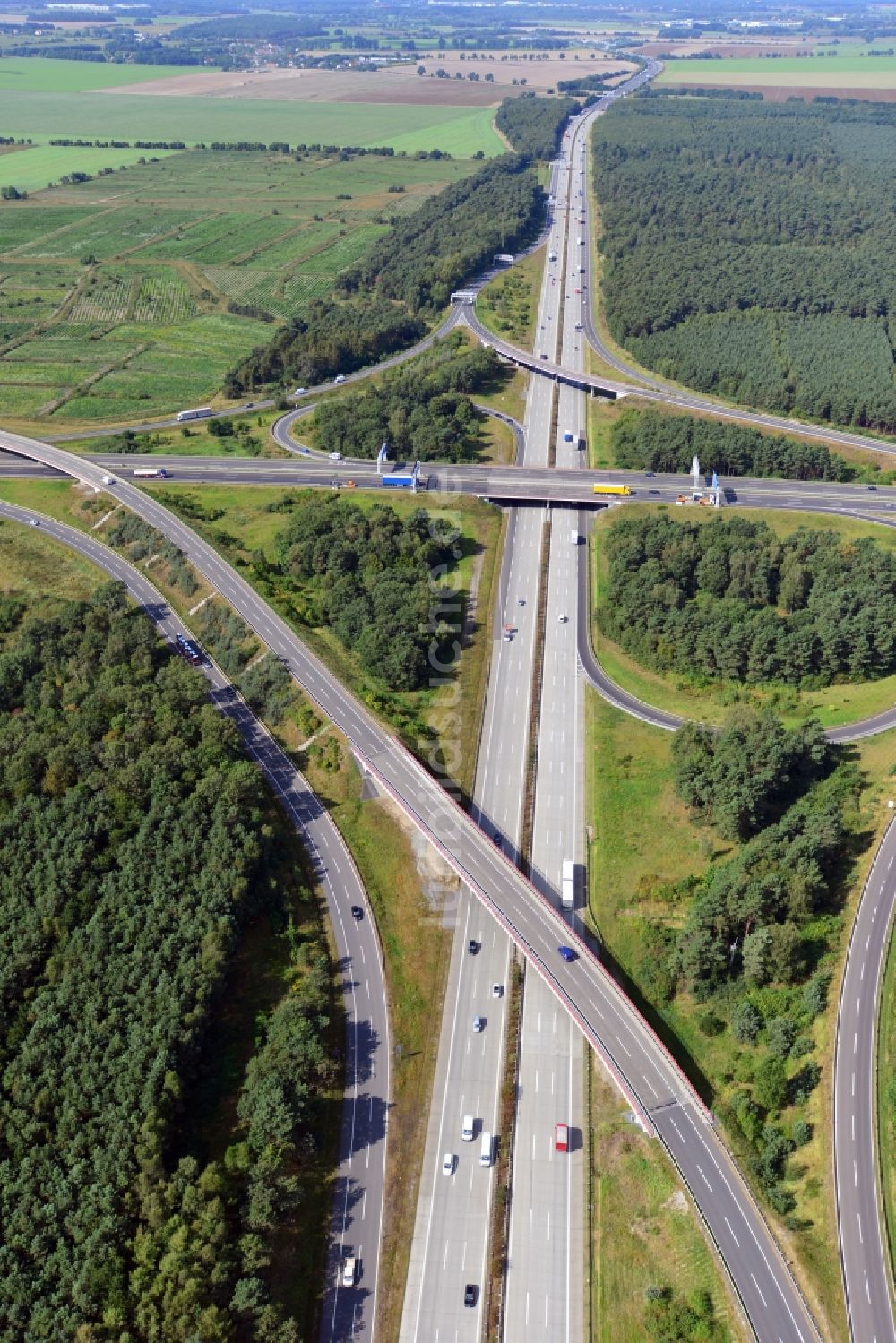 Kiekebusch von oben - Autobahnkreuz BAB A10 / A13 / E55 / E36 Schönefelder Kreuz bei Kiekebusch im Bundesland Brandenburg