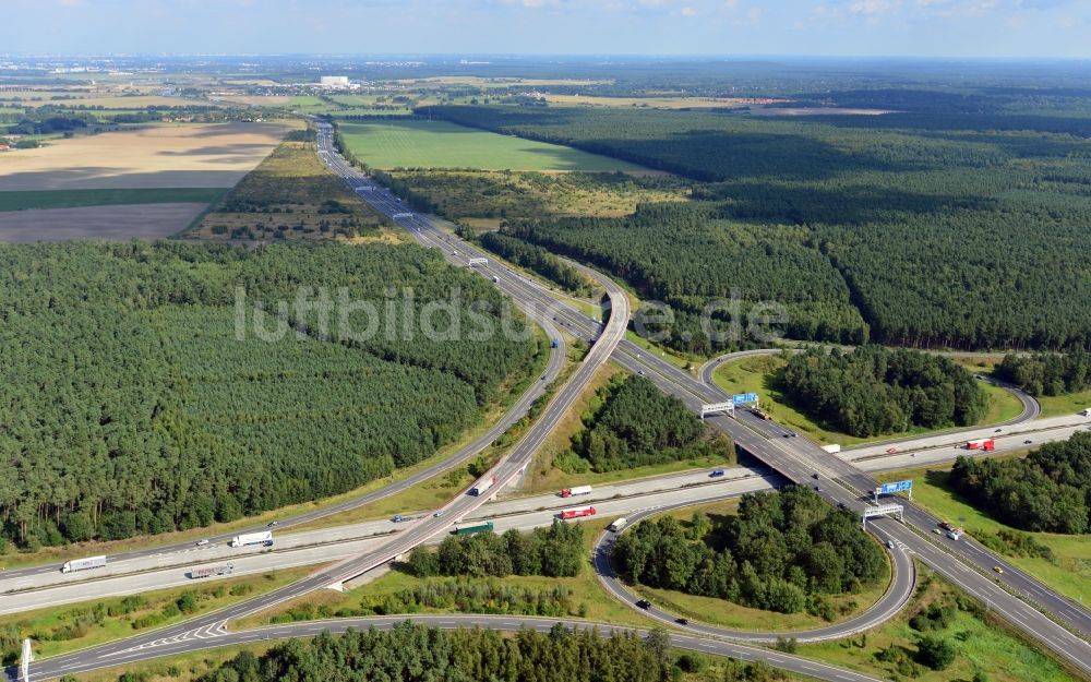 Luftbild Kiekebusch - Autobahnkreuz BAB A10 / A13 / E55 / E36 Schönefelder Kreuz bei Kiekebusch im Bundesland Brandenburg