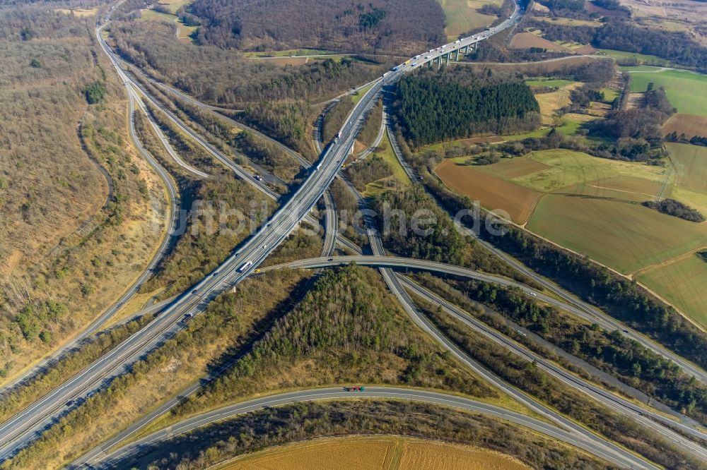 Wetzlar aus der Vogelperspektive: Autobahnkreuz der BAB A45 - 480 Wetzlarer Kreuz in Wetzlar im Bundesland Hessen, Deutschland