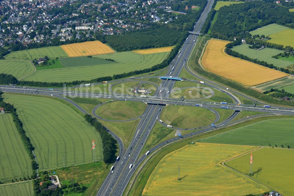 Kamen aus der Vogelperspektive: Autobahnkreuz der Bundes- Autobahn BAB A2 A1 E35 E37 am Kamener Kreuz im Nordosten des Ruhrgebietes bei Kamen in Nordrhein-Westfalen