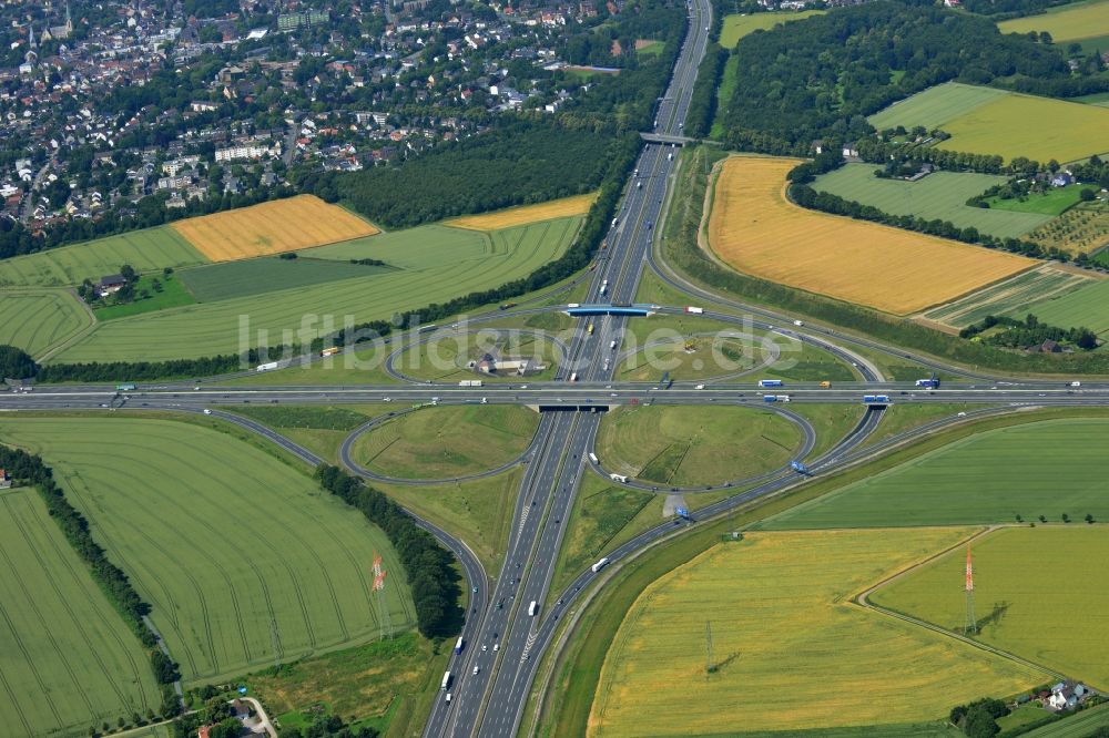 Luftbild Kamen - Autobahnkreuz der Bundes- Autobahn BAB A2 A1 E35 E37 am Kamener Kreuz im Nordosten des Ruhrgebietes bei Kamen in Nordrhein-Westfalen