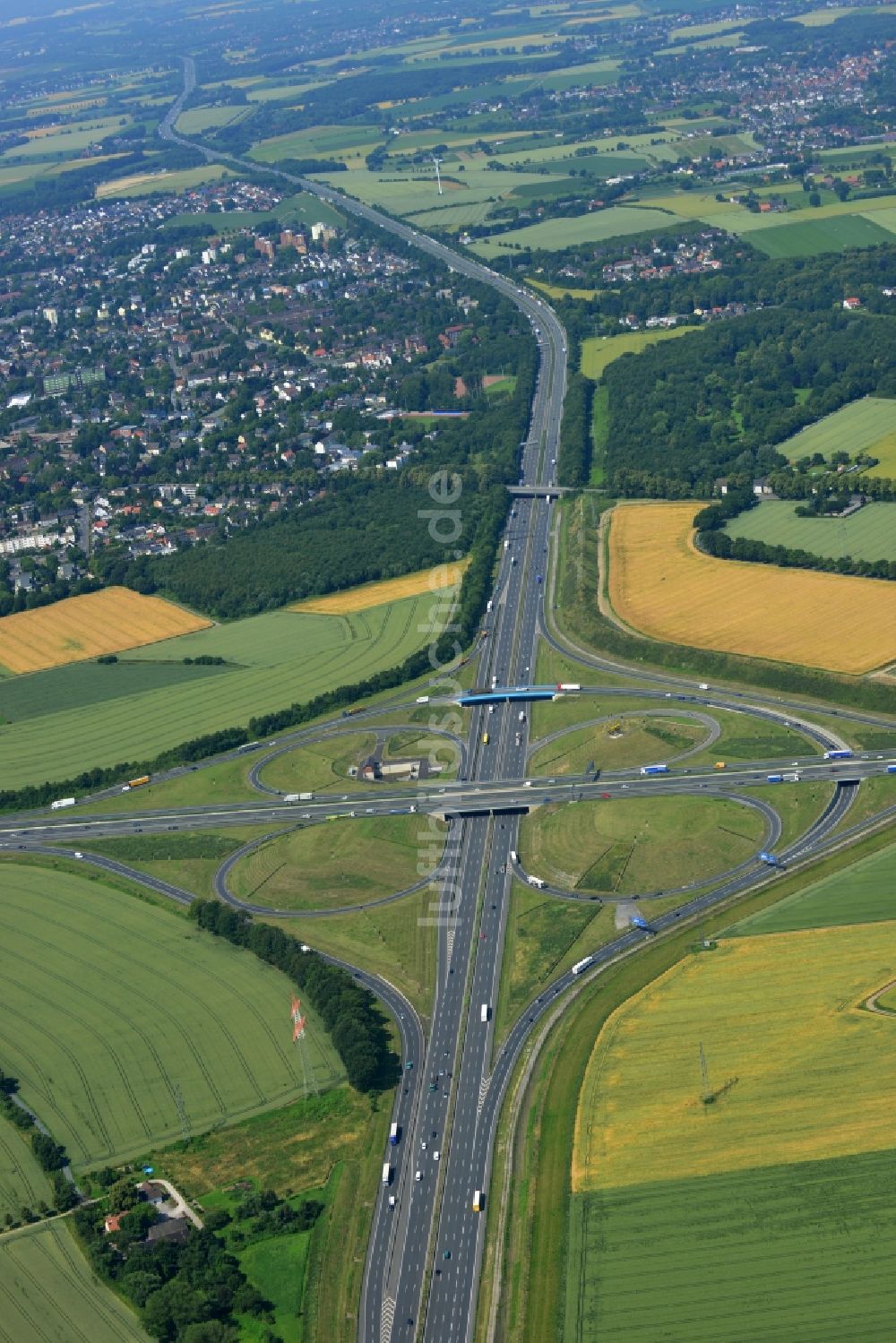 Luftaufnahme Kamen - Autobahnkreuz der Bundes- Autobahn BAB A2 A1 E35 E37 am Kamener Kreuz im Nordosten des Ruhrgebietes bei Kamen in Nordrhein-Westfalen