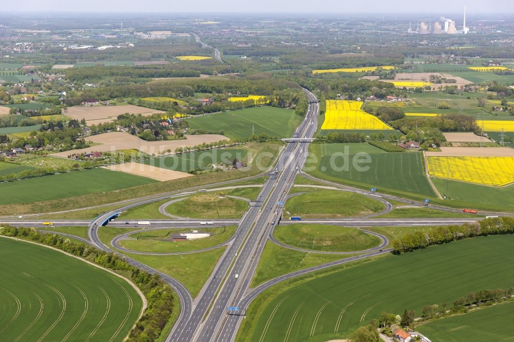 Kamen aus der Vogelperspektive: Autobahnkreuz der Bundes- Autobahn BAB A2 A1 E35 E37 am Kamener Kreuz im Nordosten des Ruhrgebietes bei Kamen in Nordrhein-Westfalen